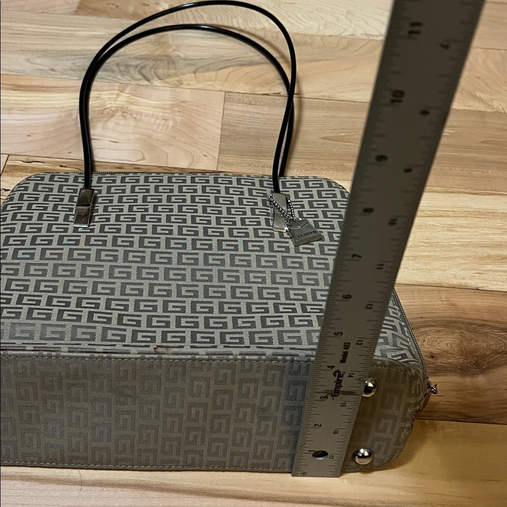 Stylish Veneto Vintage Handbag - Picture 5 of 13